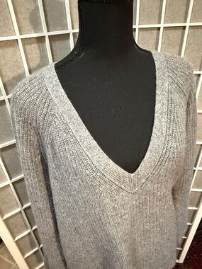 ABERCROMBIE & FITCH V-NECK CASHMERE SWEATER🌸